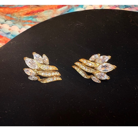 Vintage Trifari Mid-Century Modern Gold Tone Marquise Leaf Crawler Post Earrings - Picture 3 of 6